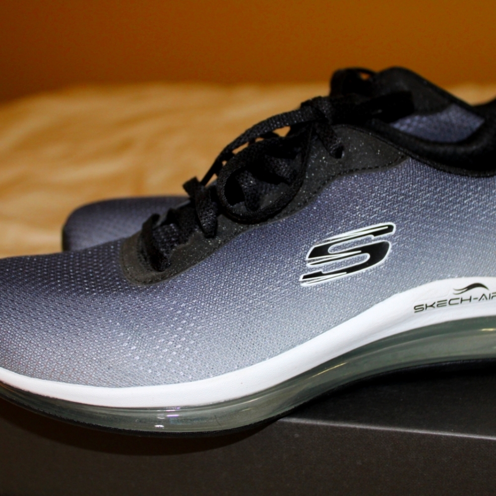 Size 9 Women's Skech-Air shoes